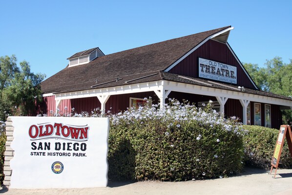 Un edificio histórico con un cartel que dice "Old Town San Diego State Historic Park".
