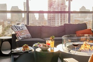 2 restaurantes, se sirven desayunos, comidas, cenas y cocina americana