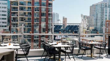 2 restaurants; breakfast, lunch, and dinner served