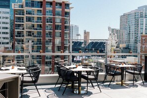 2 restaurants; breakfast, lunch, and dinner served