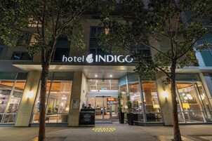 L’entrée d’un hôtel, avec une enseigne indiquant « HÔTEL INDIGO » et une autre, bien visible, portant le nom « BORKO ROOFTOP ».