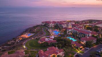 Bagian depan properti - sore/malam