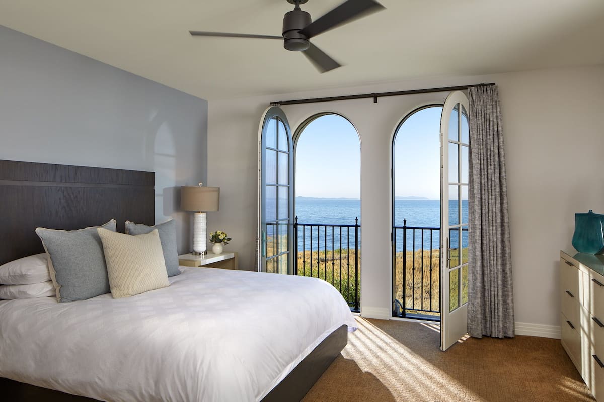 2 bedrooms, premium bedding, in-room safe, desk