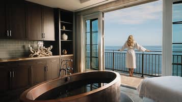 Couples treatment room(s), sauna, hot tub, steam room, body treatments