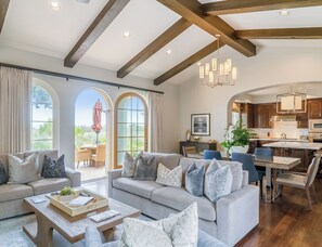 Villa, flere senger (Ocean) | Oppholdsområde | Flatskjerm-TV og filmkjøp