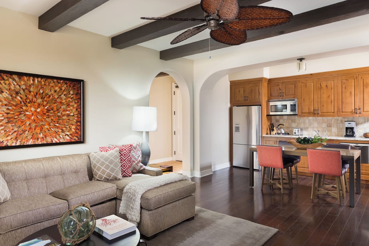 Flat-screen TV, pay films