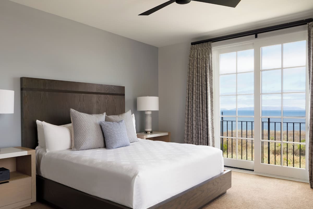 2 bedrooms, premium bedding, in-room safe, desk