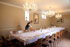 Déjeuner, dîner et souper servis sur place