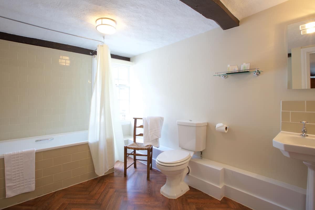 shower, free toiletries, towels