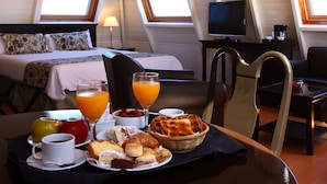 Junior Suite | Room service – dining - Ramada By Wyndham Buenos Aires Vicente Lopez (Vicente Lopez)