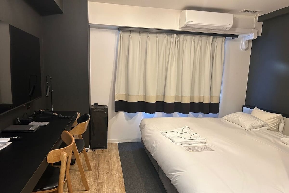 Literie de qualité, couette en duvet, bureau, rideaux d’obscurcissement