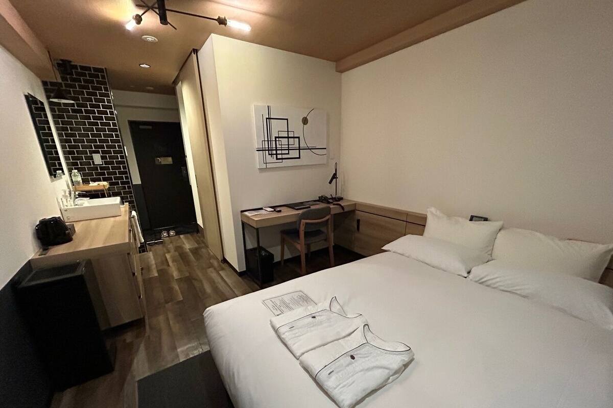 Literie de qualité, couette en duvet, bureau, rideaux d’obscurcissement