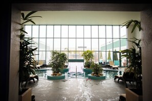 Una piscina techada, una piscina al aire libre