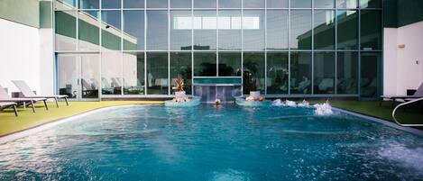 Piscina interna, piscina externa, espreguiçadeiras