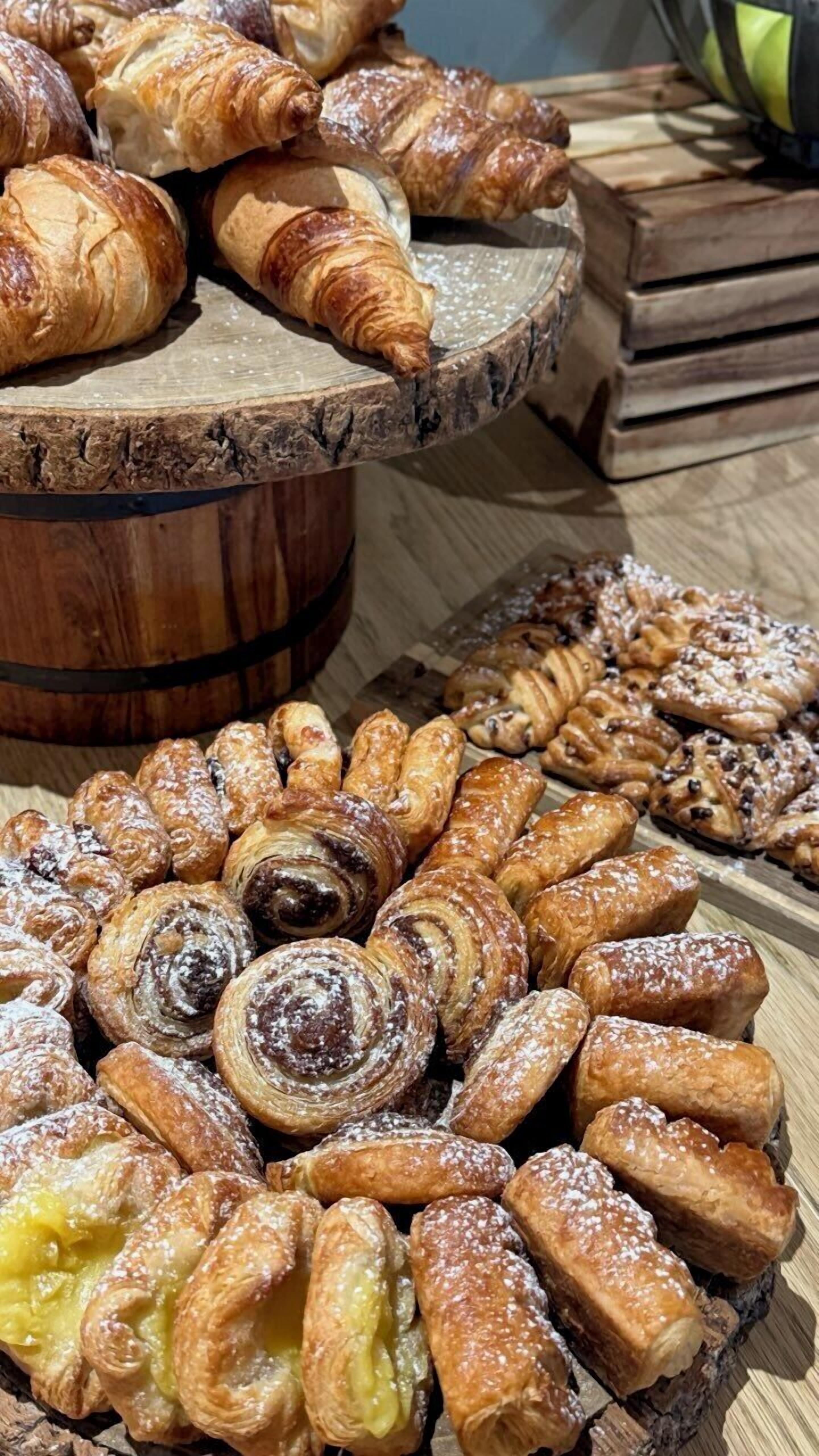 Diversa selección de pasteles sobre tablas de madera.