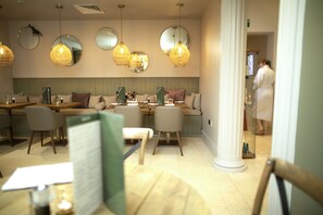 Breakfast, lunch and dinner served - The Malvern (Malvern)