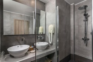 Shower, free toiletries, hair dryer, towels - Portiani Hotel (Milos)
