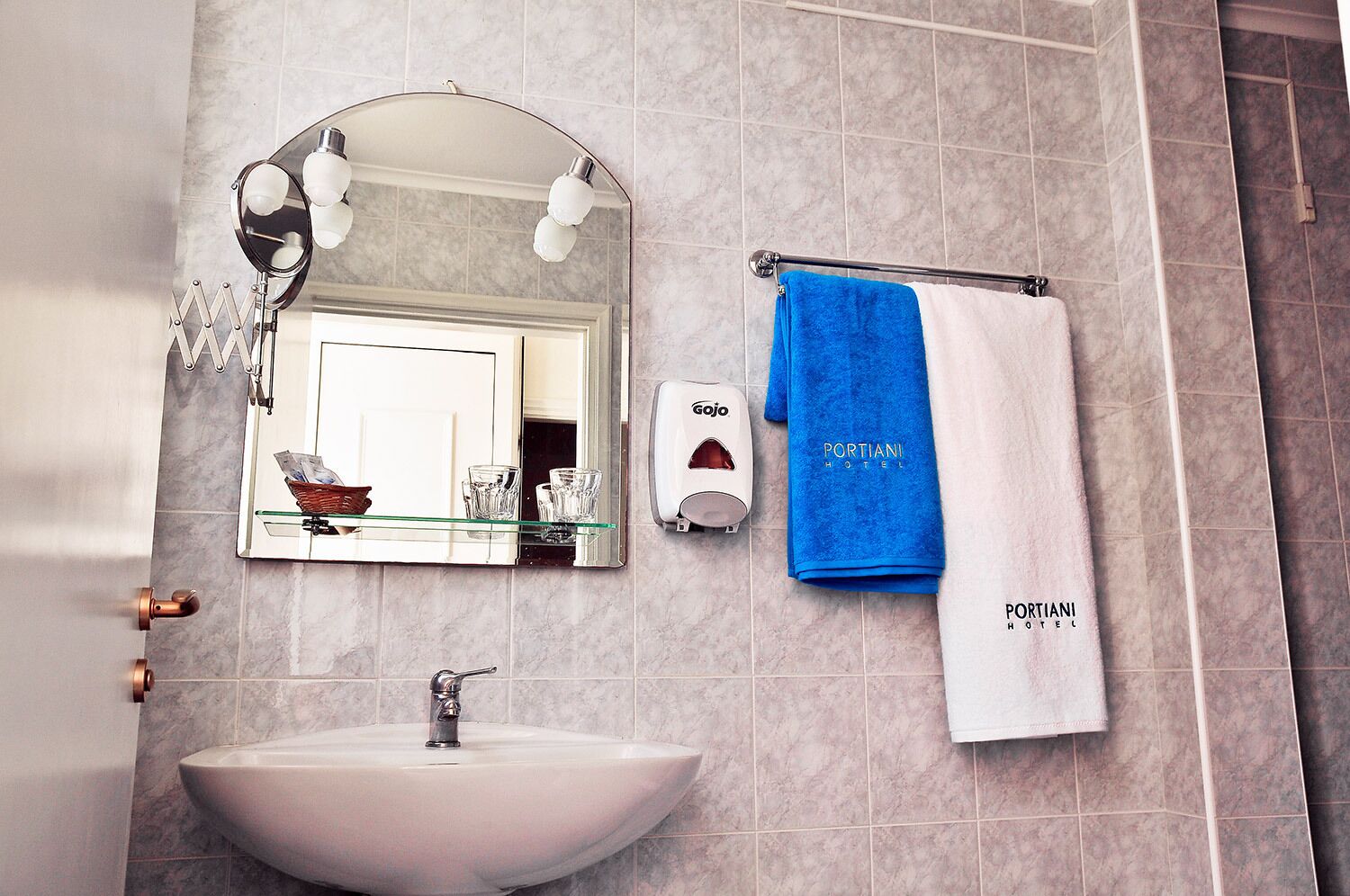 Regadera, amenidades de baño gratuitas, secadora de cabello, toallas 