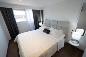 高級寢具、羽絨被、記憶棉床墊、迷你吧