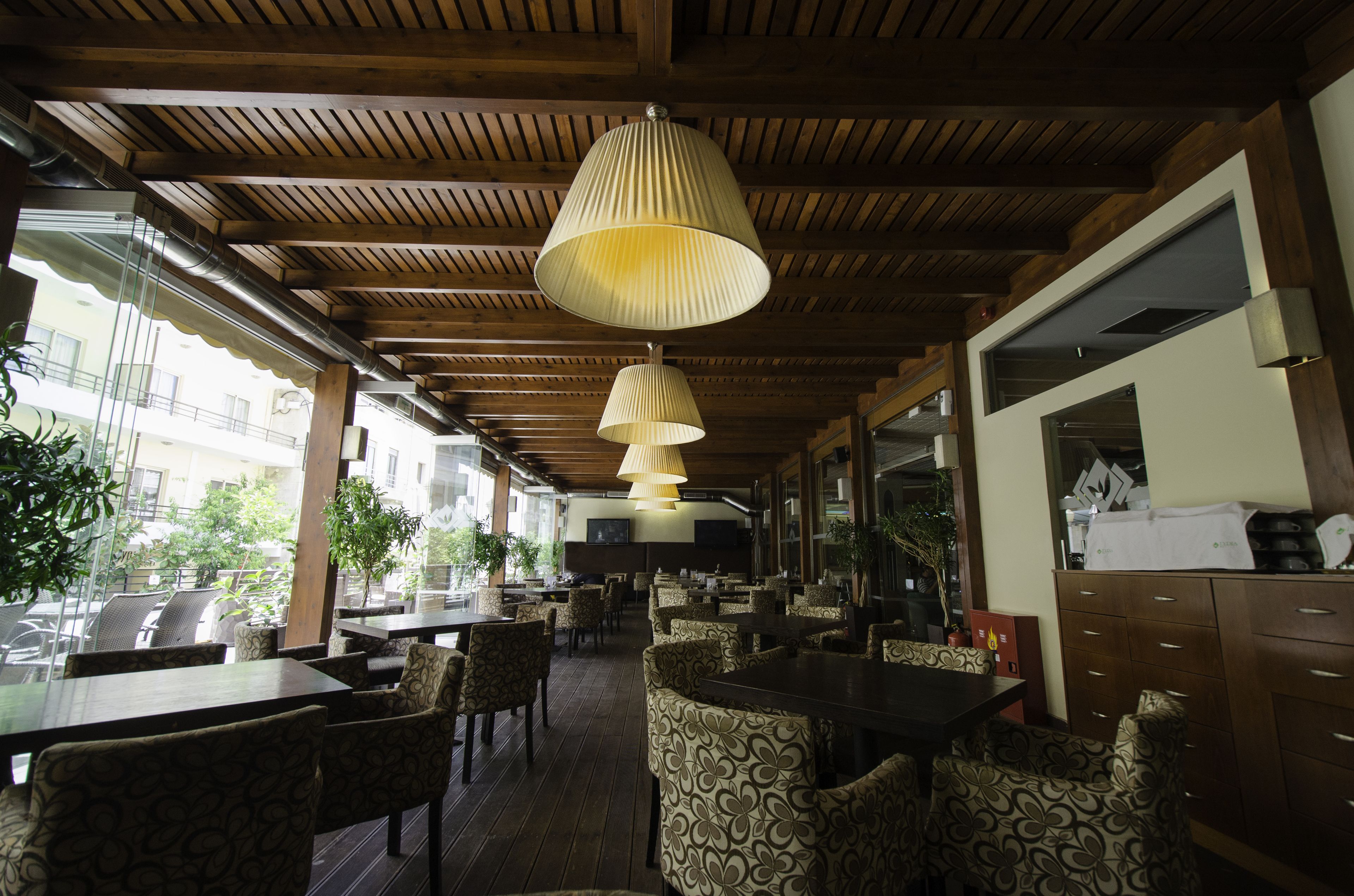 free buffet breakfast