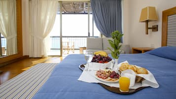 Minibar, in-room safe, desk, free WiFi