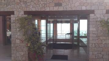 Pintu masuk properti