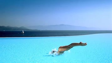 Piscina stagionale all'aperto, ombrelloni da piscina, lettini