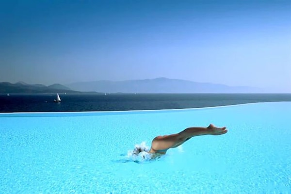 Seasonal outdoor pool, pool umbrellas, sun loungers