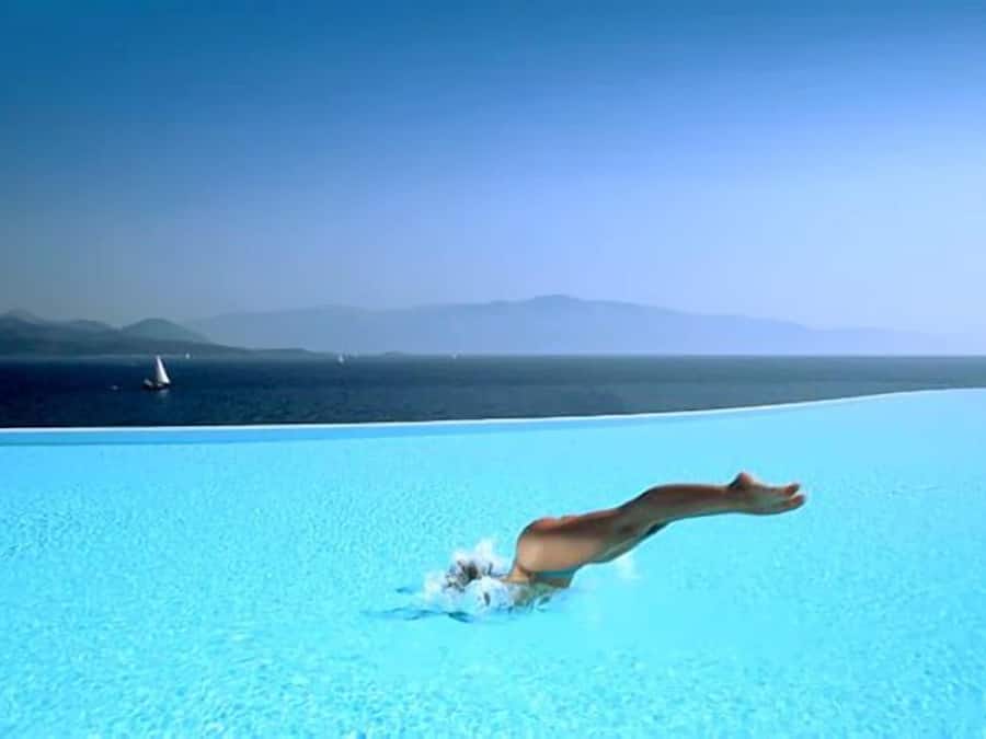 Een seizoensgebonden buitenzwembad en parasols bij het zwembad