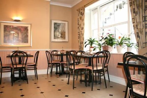 Free daily buffet breakfast  - Avon Hotel (London)