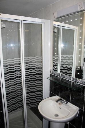 Shower, free toiletries, hair dryer, towels - Avon Hotel (London)
