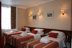 Habitación triple | Escritorio, tabla de planchar con plancha, wifi gratis y ropa de cama