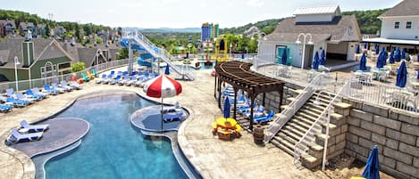 Piscina interna, piscina externa, funciona das 11h às 22h, guarda-sóis