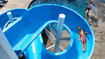 Piscina interna, piscina externa, funciona das 11h às 22h, guarda-sóis
