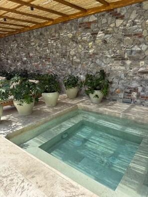 Outdoor pool - Hotel Boutique Casareyna (Puebla)