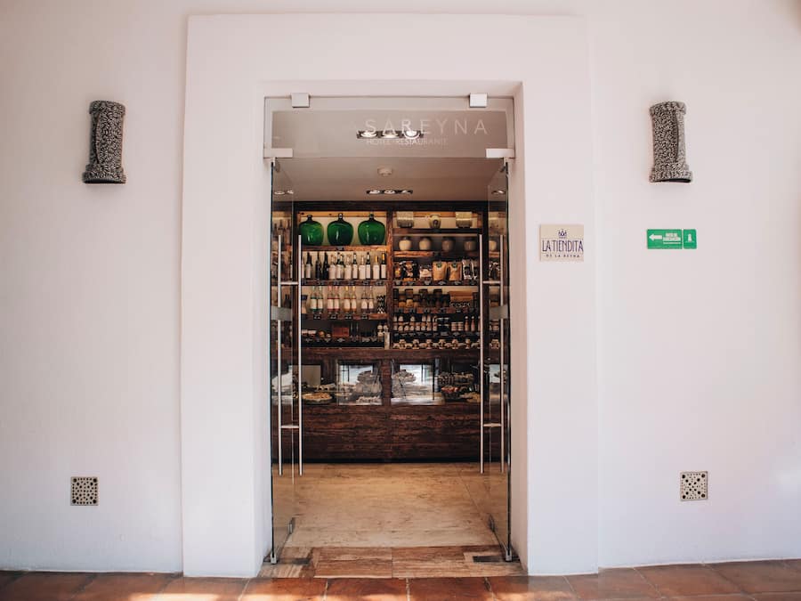 The entrance to a hotel with a sign reading "SARENYA HOTEL RESTAURANTE".