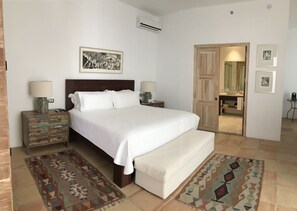Master suite | Egyptian cotton sheets, premium bedding, down comforters, in-room safe - Hotel Boutique Casareyna (Puebla)