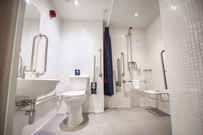 Rainfall showerhead, eco-friendly toiletries, towels - Hotel Campanile Northampton (Northampton)