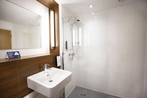 Een regendouche, milieuvriendelijke toiletartikelen, handdoeken