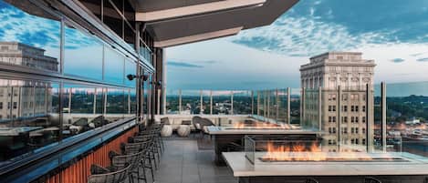 2 bars/lounges, bar met dakterras