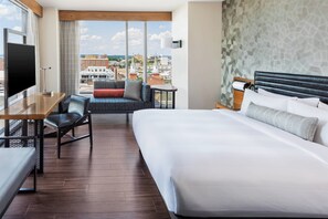 Colchones con pillow-top y caja de seguridad en la habitación 