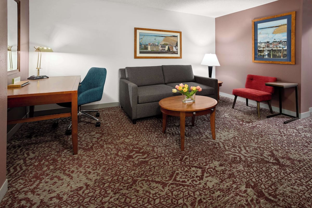 Junior Single Room, 1 King Bed | 1 bedroom, premium bedding, Tempur-Pedic beds, individually furnished