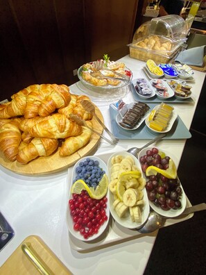 Petit déjeuner buffet (8.5 EUR par personne)