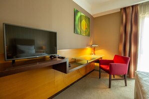 Habitación empresarial individual | Ropa de cama de alta calidad y minibar 