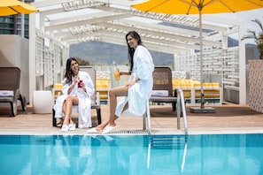 Piscina externa, espreguiçadeiras