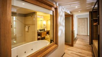 Junior Suite | Bathroom | Shower, hair dryer, bathrobes, slippers