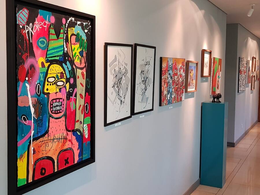 Una galleria d'arte con diverse opere d'arte incorniciate esposte.