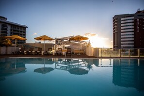 Piscine extérieure, chaises longues