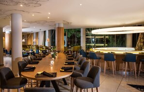 2 restaurants, breakfast served