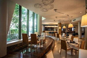 2 restaurantes; se sirve desayuno, almuerzo y cena